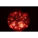 Détail de la boule de Noël J-Line en verre rouge, lumière allumée