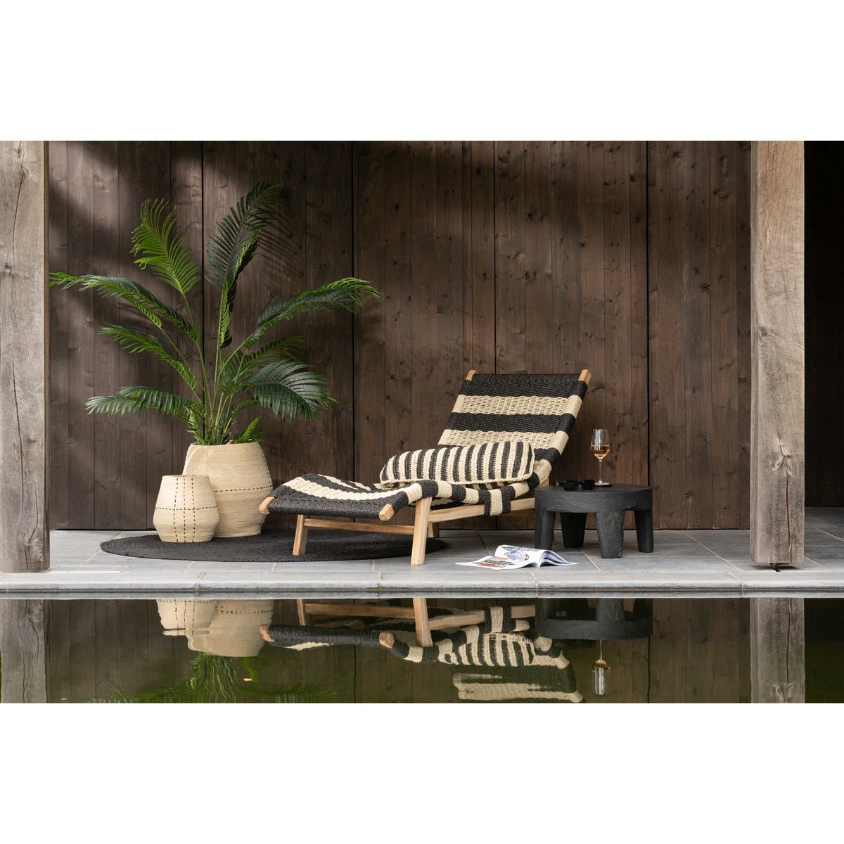 Vue latérale du panier Dotted Lines J-Line en seagrass.