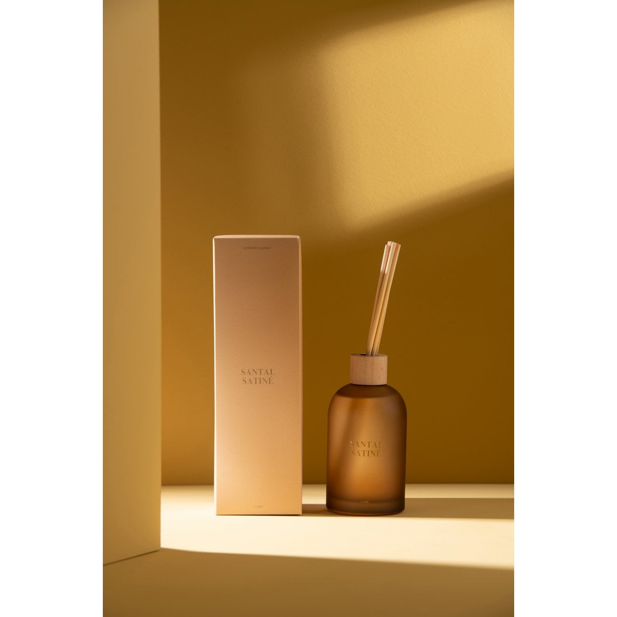 Vue rapprochée du diffuseur Santal Satiné avec détails du bouchon