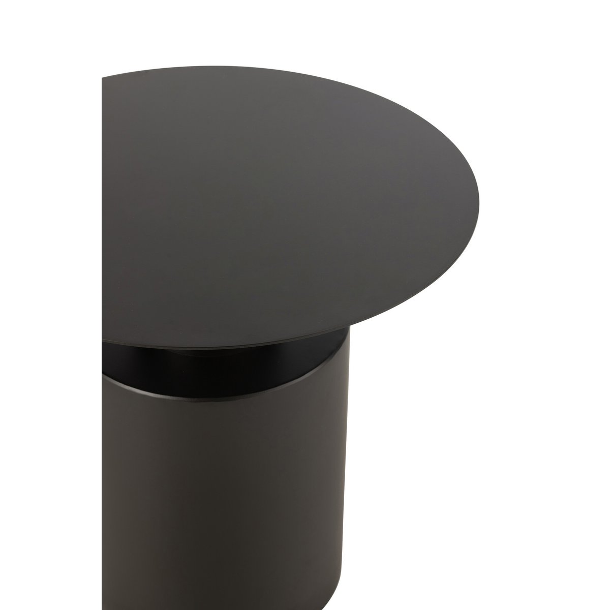 Détail du design de la table d'appoint J-Line en métal noir