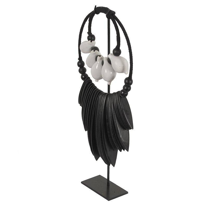 Détail du collier Octo, coquillages naturels et tissage artisanal