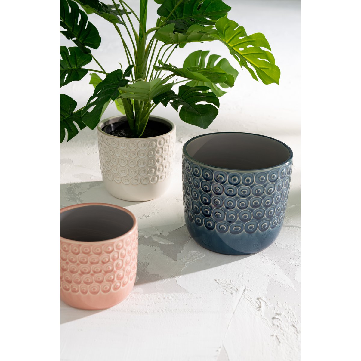 Détail du pot de fleurs J-Line montrant la texture en céramique