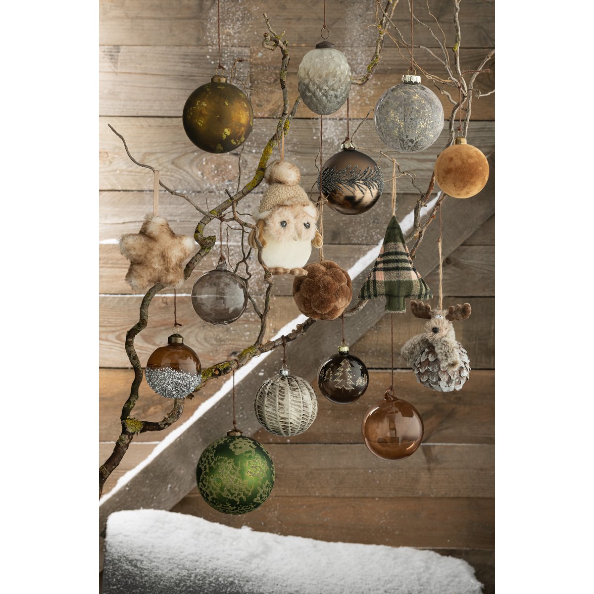Boule de Noël J-Line en verre gris, élégante et raffinée.