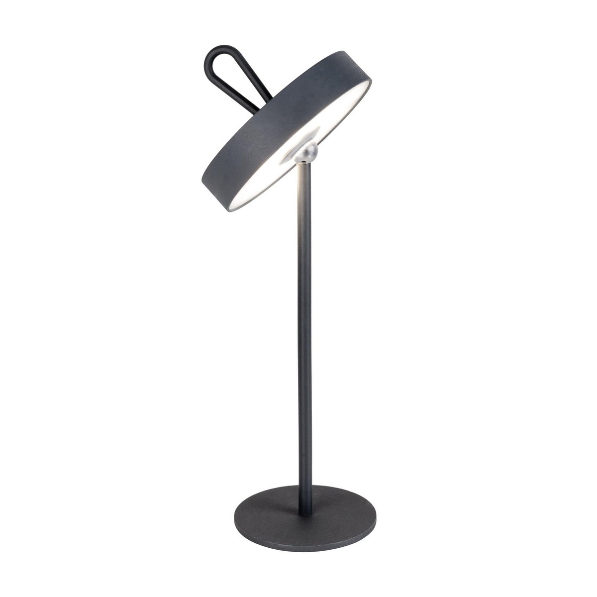 Lampe Ella allumée sur une table d'extérieur
