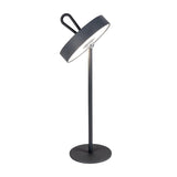 Lampe Ella allumée sur une table d'extérieur