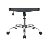 Chaise de bureau grise dans un espace de travail moderne