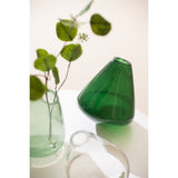Vase Topaz sur une table, ajoutant une touche de luxe