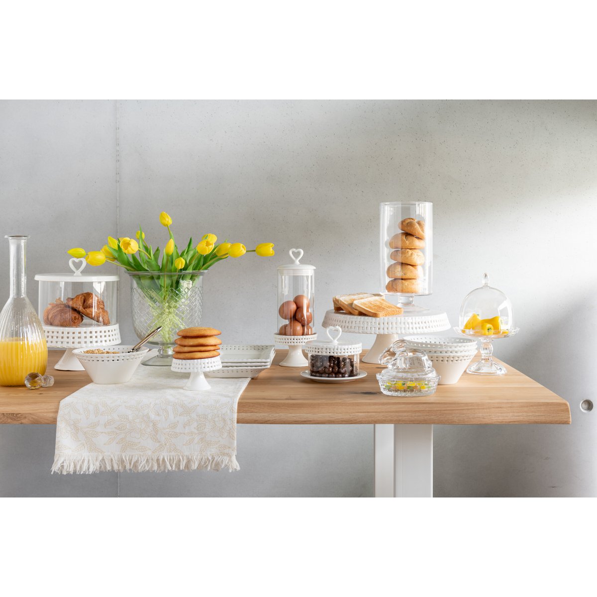 Plateau de gâteau J-Line sur une table élégante, ambiance décorative