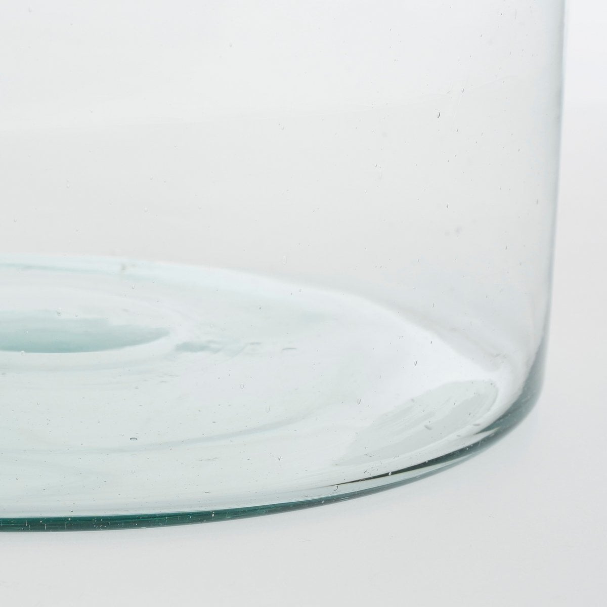 Vase Vienne sur une table, élément décoratif haut de gamme