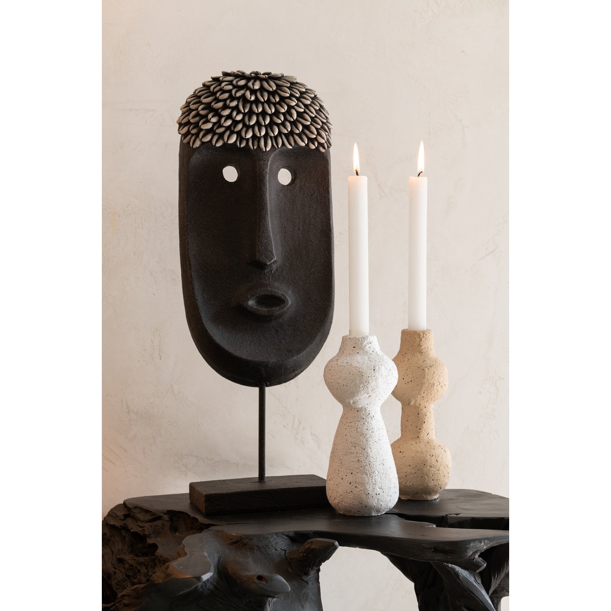 Vue latérale de la sculpture Visage Ethnique J-Line, mettant en avant son design moderne