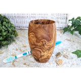Détail du gobelet en bois d'olivier avec texture