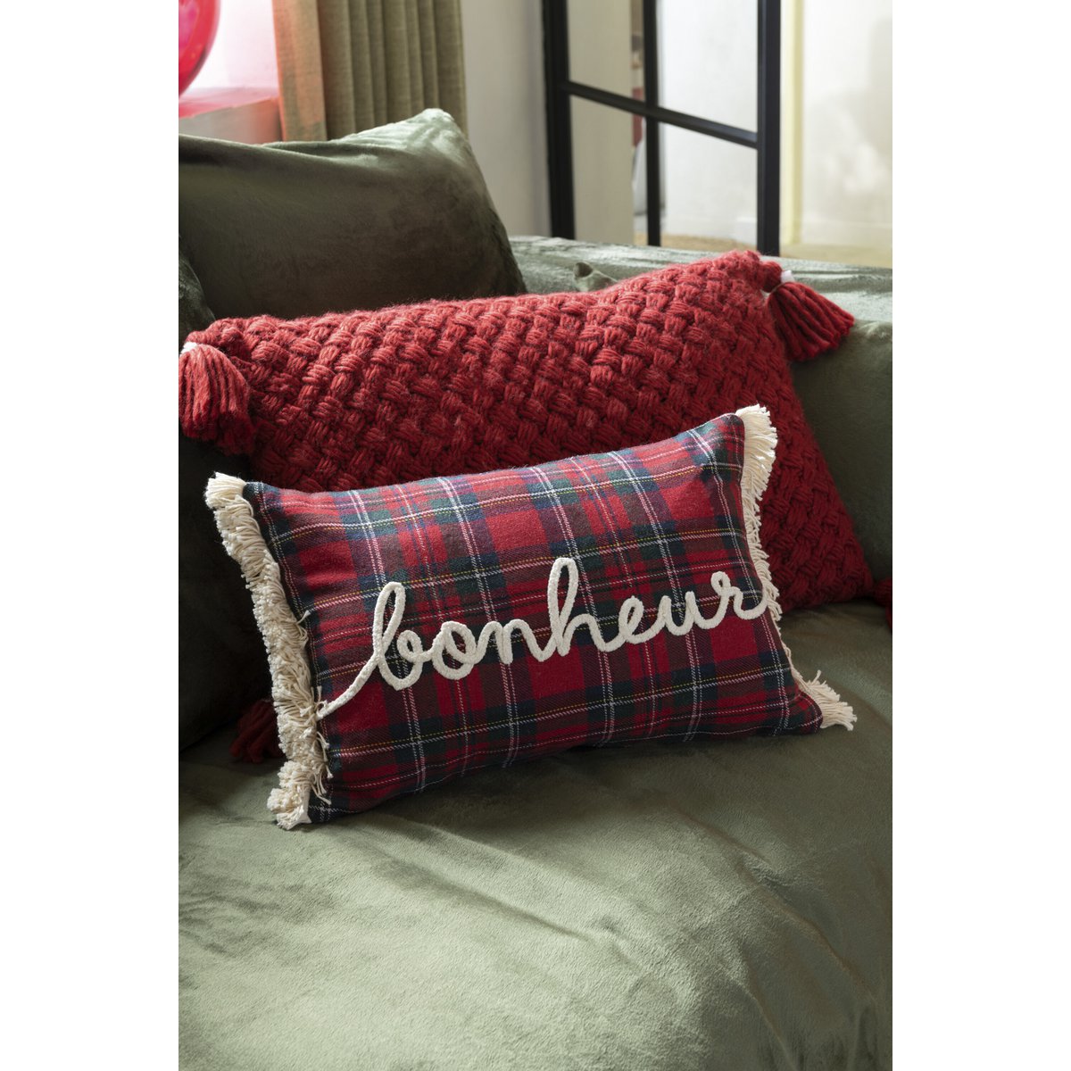 Détail de la texture acrylique et polyester du coussin rouge