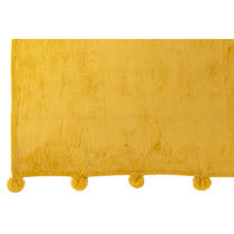 Plaid pompon ocre J-Line avec motif à carreaux, posé sur un canapé