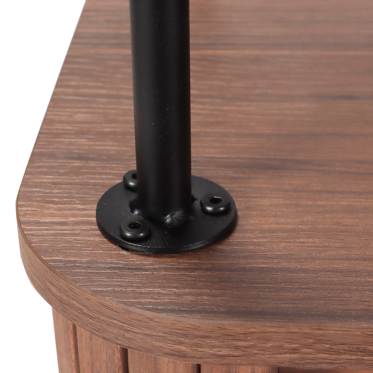 Table basse utilisée comme meuble TV dans un salon moderne