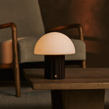 Lampe de table rechargeable en bois foncé marron