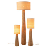 Lampadaire Ailanthus allumé, éclairant un salon