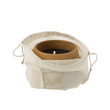Bougie Cyra sur une table de jardin, ambiance chaleureuse