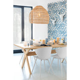 Bougie cylindrique bleue J-Line sur une table en bois, ambiance chaleureuse