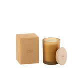 Bougie parfumée J-Line Santal Satiné présentée dans un salon
