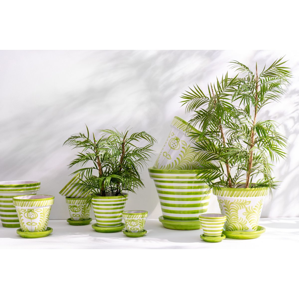Pot de fleurs J-Line Granada Stripes sur une table en bois