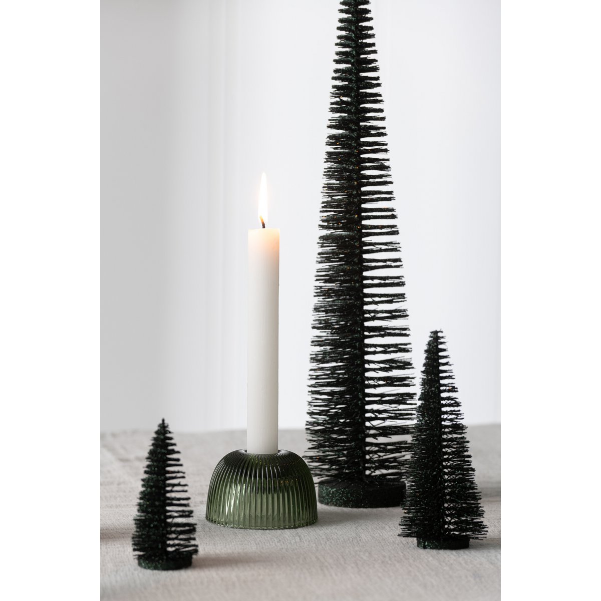 Ambiance festive avec les décorations J-Line sur un sapin
