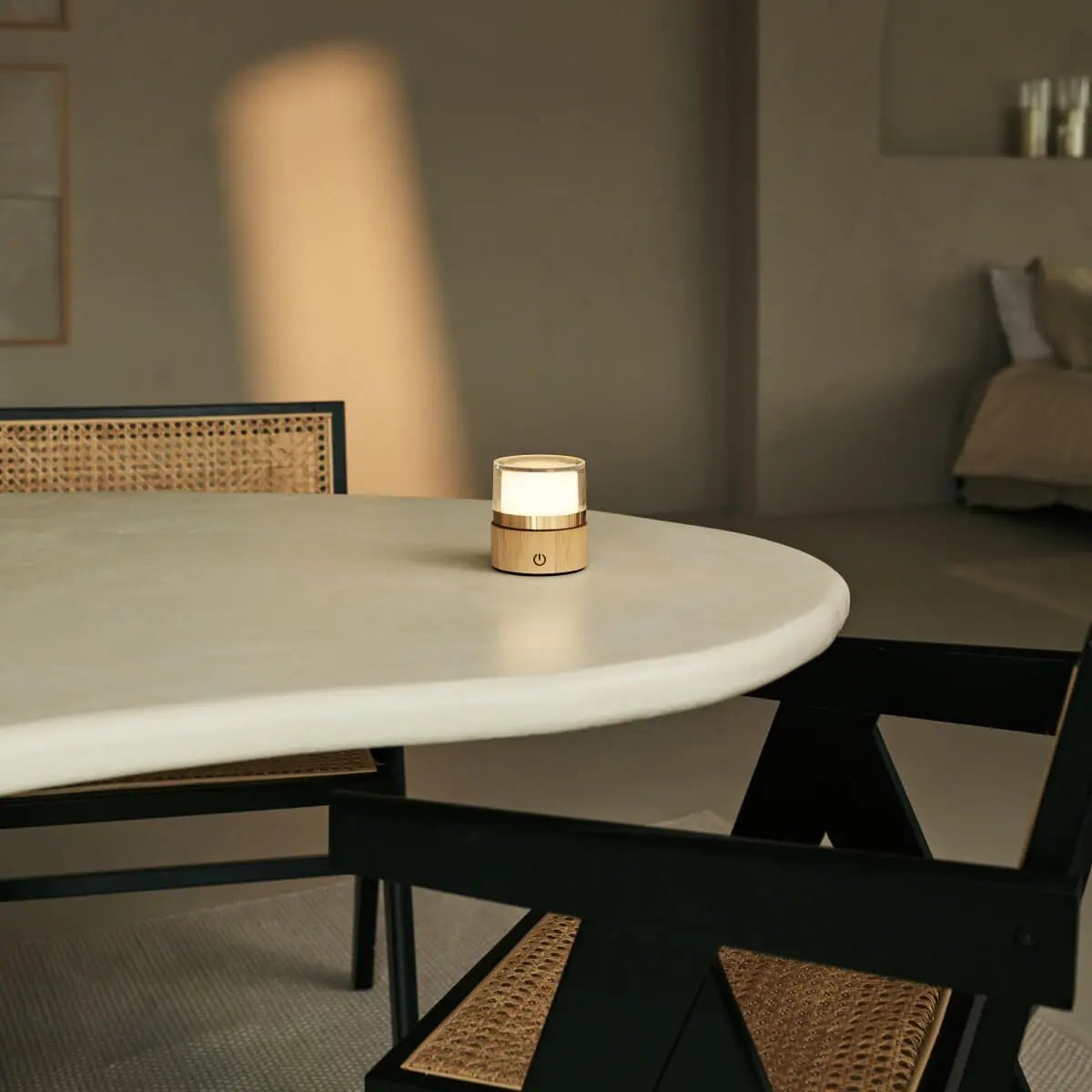 Lampe Leo à côté d'un livre sur une table