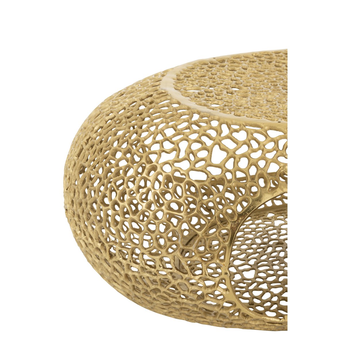 Table basse en aluminium doré dans un salon élégant