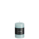 Bougie J-Line allumée, diffusant une lumière douce et apaisante