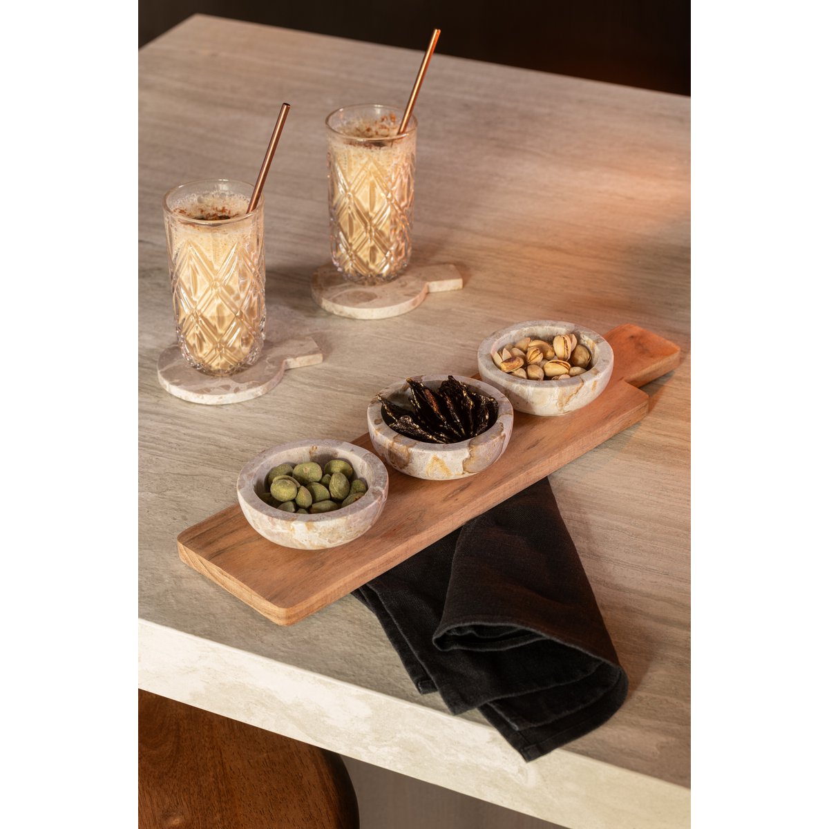 Service à épices J-Line sur une table en bois, ambiance chic