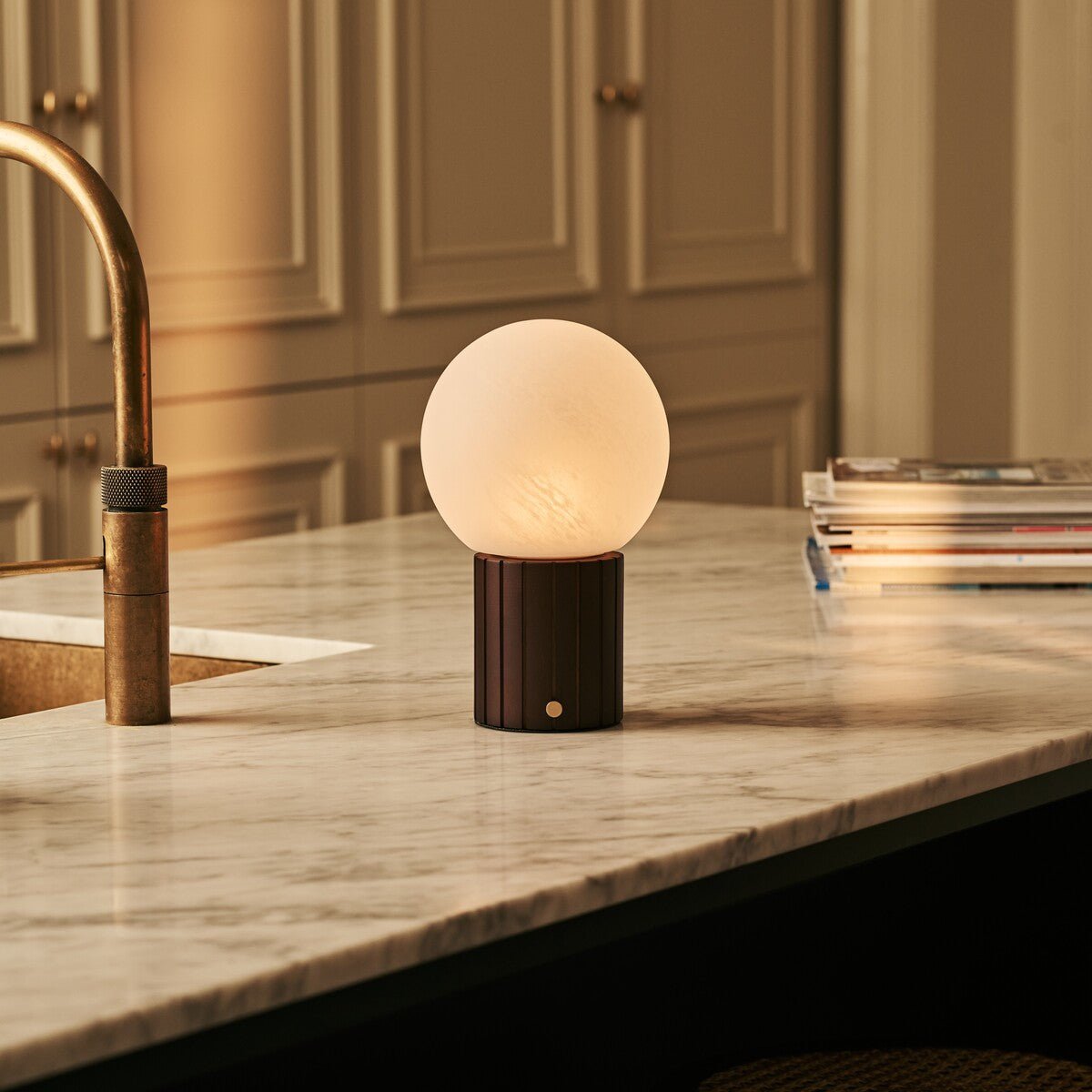 Éclairage doux de la lampe Nadine dans un salon moderne