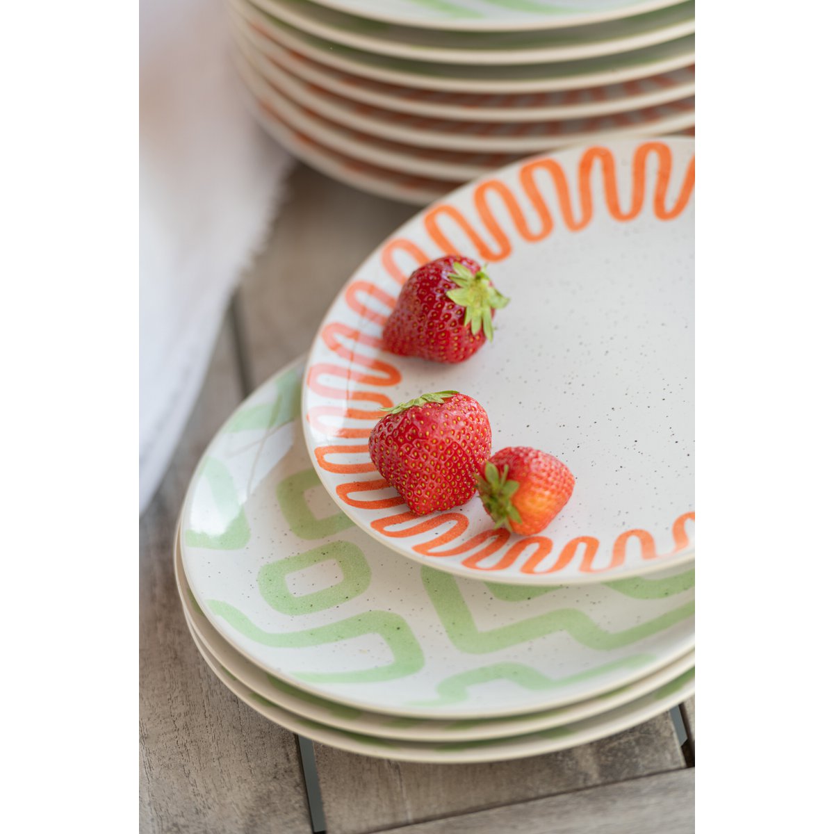 Détail de l'assiette J-Line en porcelaine verte sur table