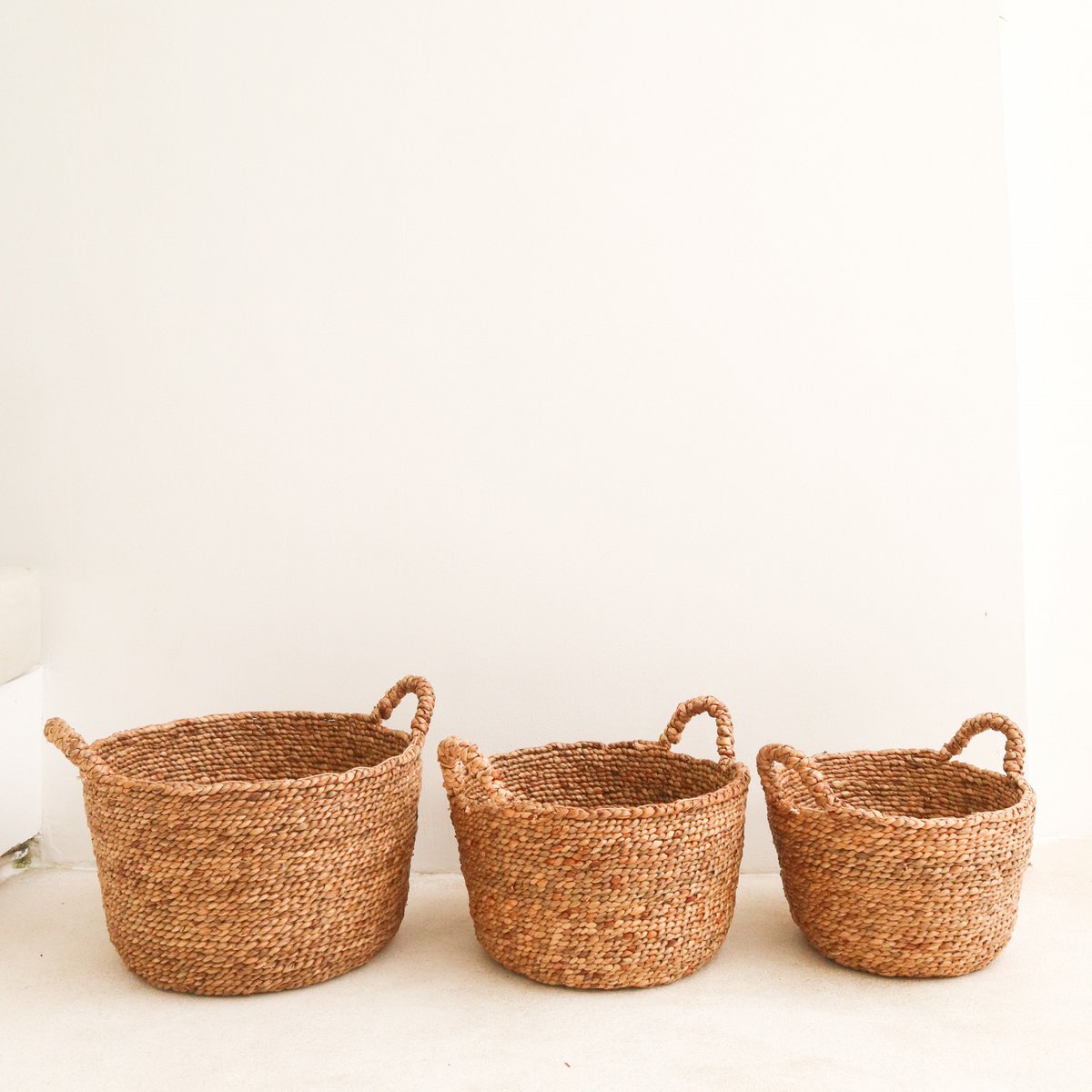 Panier SAMU en jacinthe d'eau dans un intérieur chaleureux