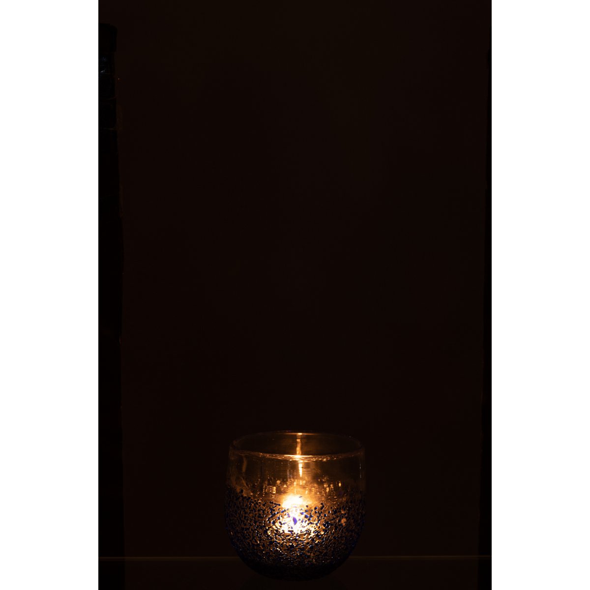 Bougeoir J-Line en verre bleu, détail du verre
