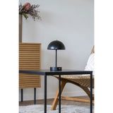 Lampe de table LED Holt allumée, éclairant un salon contemporain