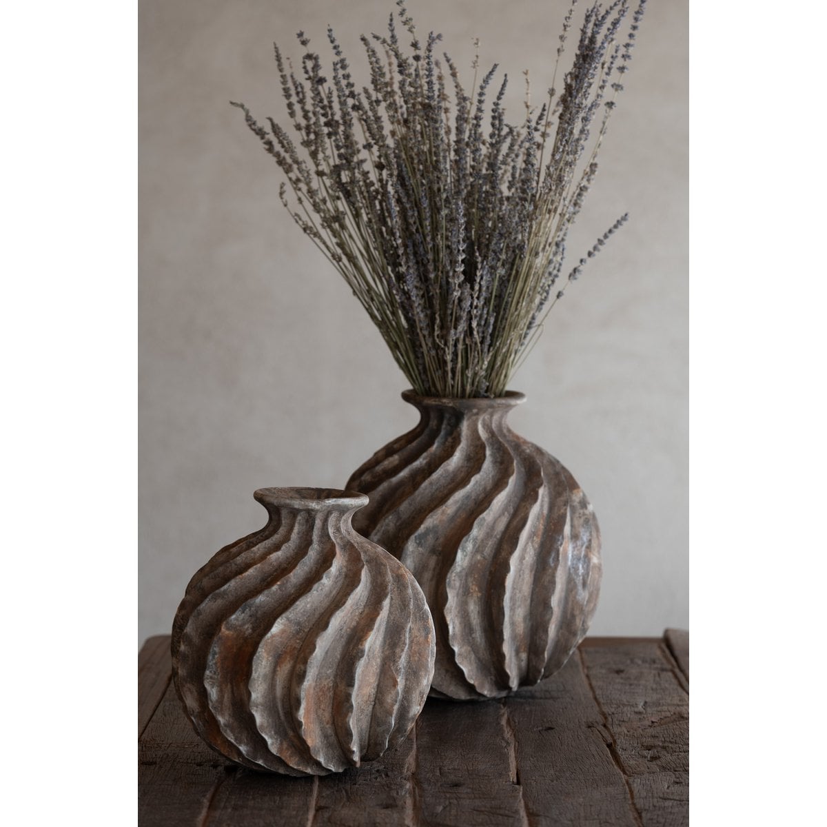 Vase Antiques de ballon J-Line sur une table décorée