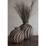 Vase Antiques de ballon J-Line sur une table décorée
