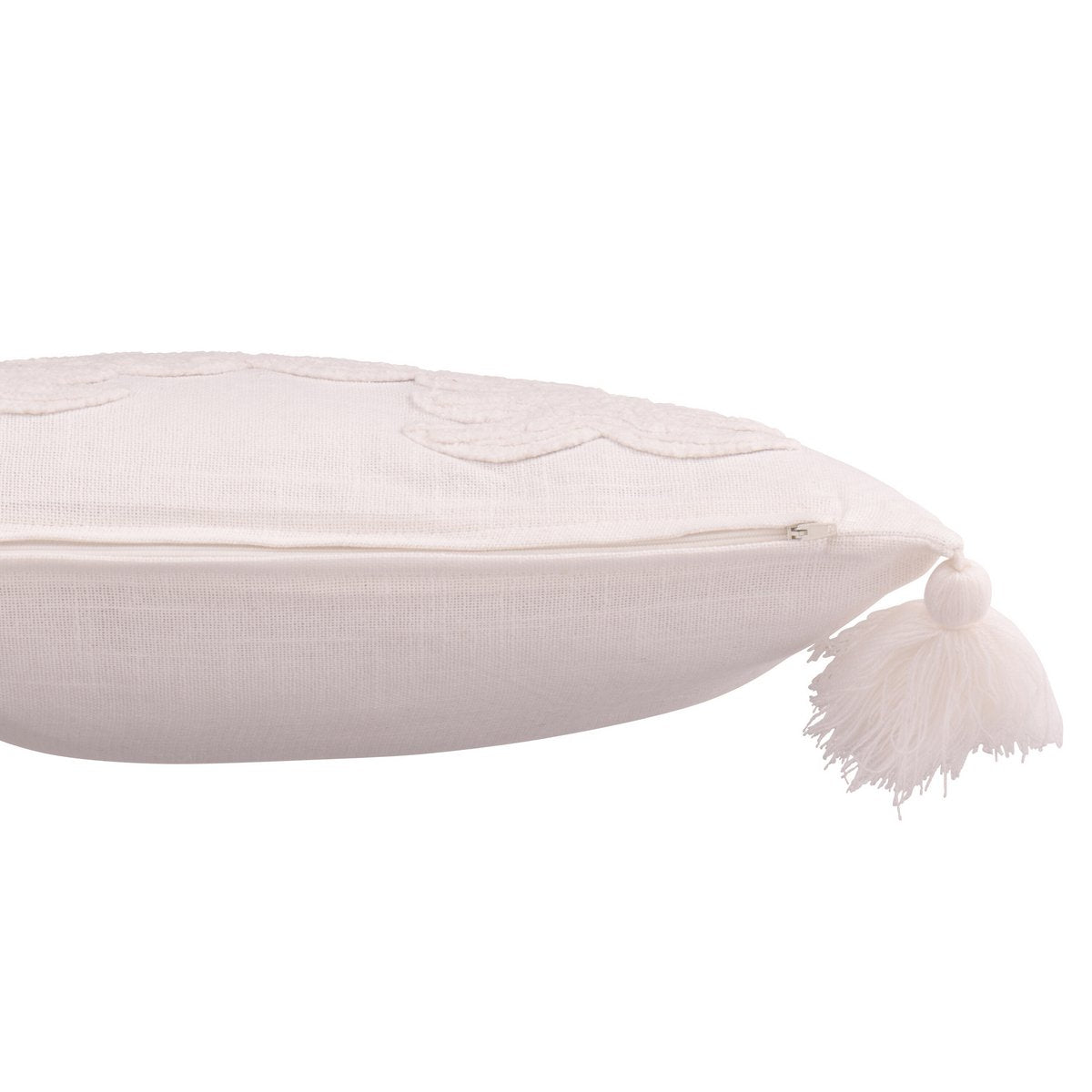 Détail du coussin J-Line en coton blanc avec motifs de sapins