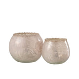 Lanterne J-Line en verre rose sur une table en bois