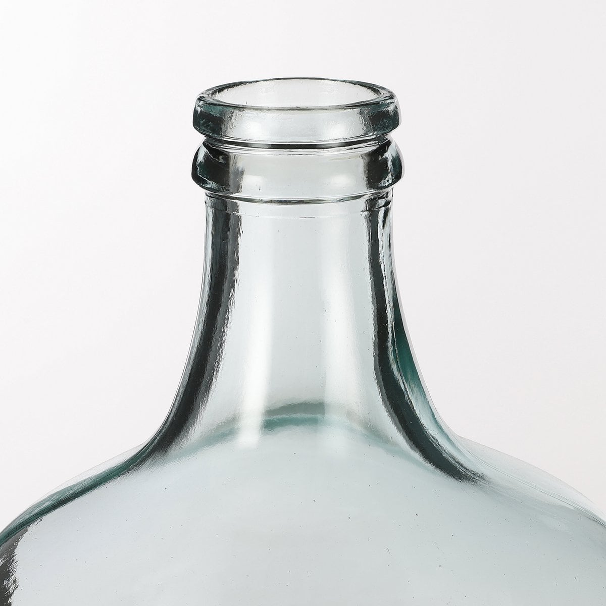 Détail du vase bouteille Diego, design rond et élégant