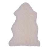 Tapis en peau d'agneau ivoire, texture douce et luxueuse