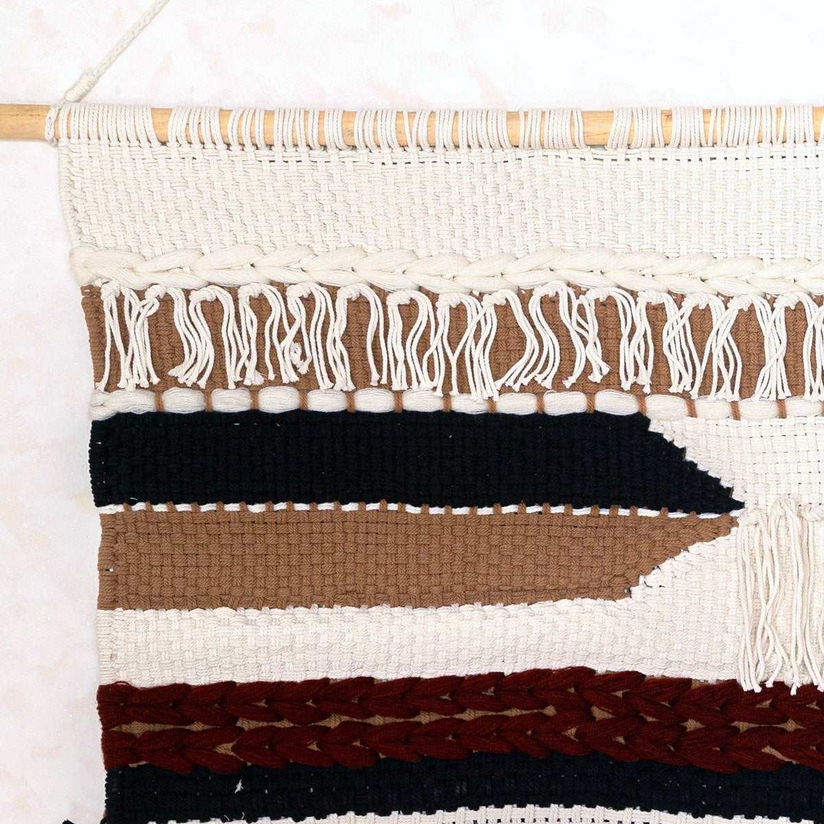 Détail du macramé Udara montrant la texture et les motifs tissés à la main