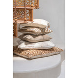Coussin Stripes Mendong J-Line sur un canapé élégant