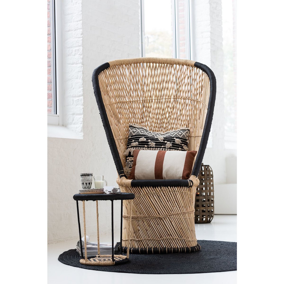 Carafe J-Line Ella sur une table moderne