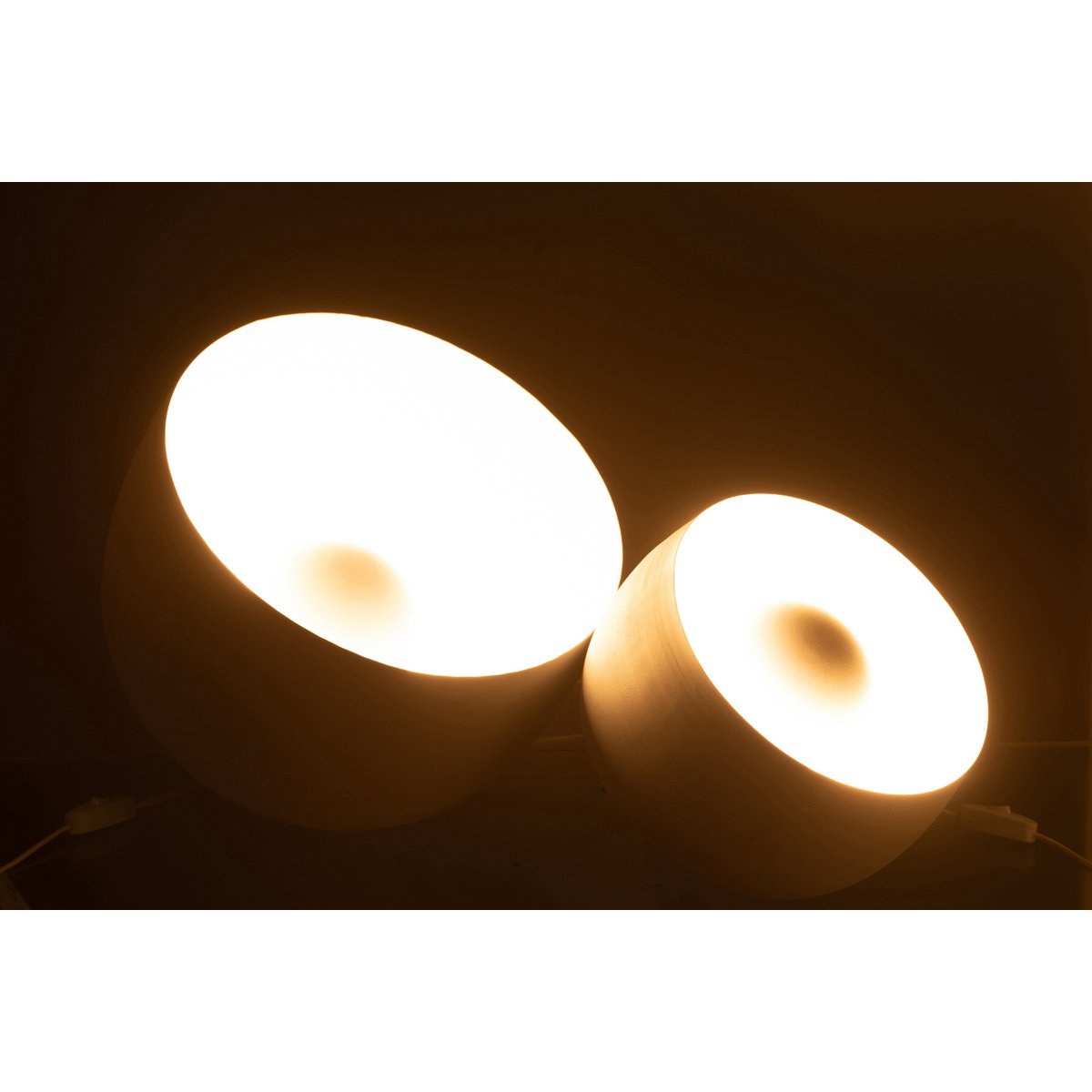 Lampe J-Line en métal blanc - détail du matériau