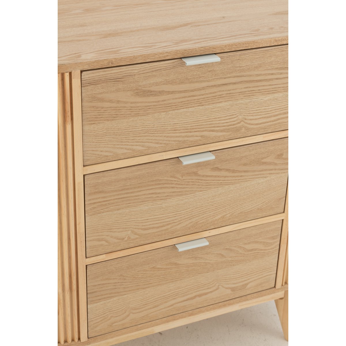 Détail du design contemporain de l'armoire J-Line