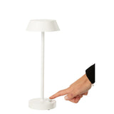 Lampe J-Line Noé sur une table de salon élégante