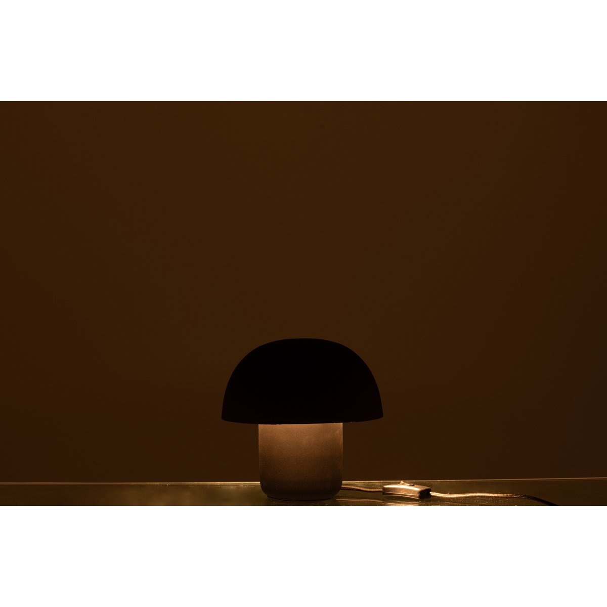 Détail de la lampe J-Line en métal noir, mise en scène dans un intérieur moderne