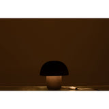 Détail de la lampe J-Line en métal noir, mise en scène dans un intérieur moderne