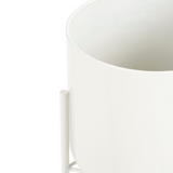 Détail du pot de fleurs Colyn Blanc avec plateau décoratif.