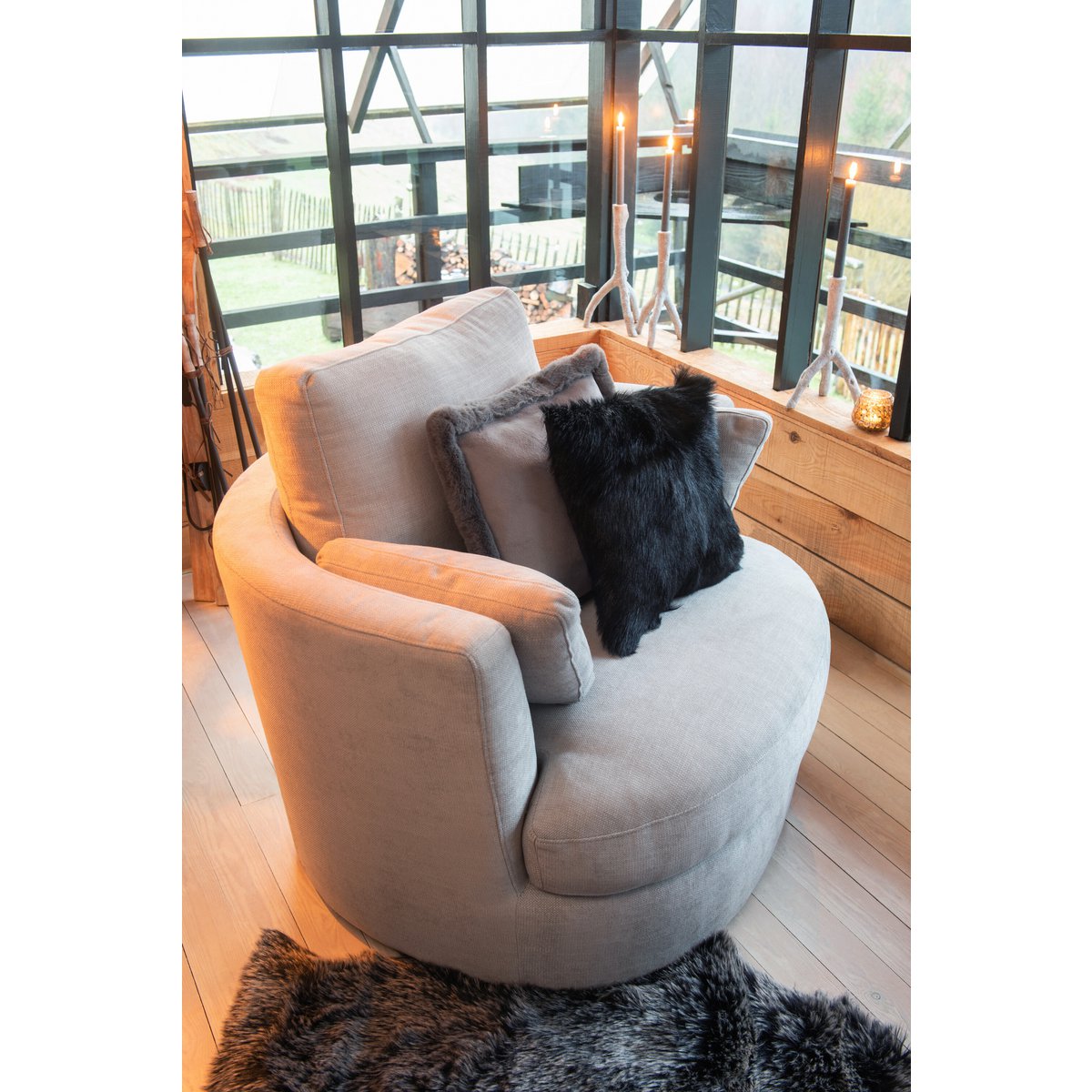 Coussin J-Line noir en fausse fourrure sur un lit